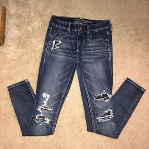 Distressed American Eagle medium wash Skinnies